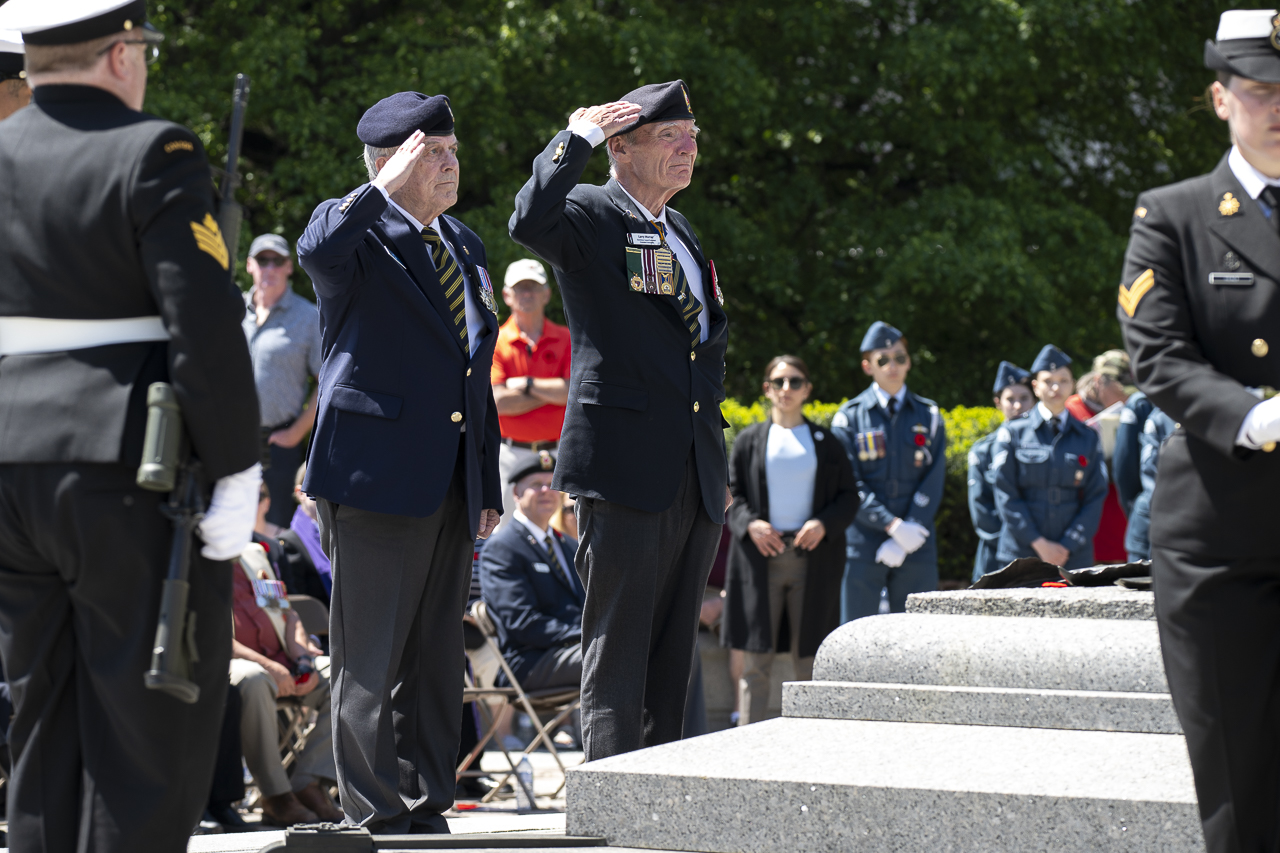 Vice-Admiral (Ret’d) Larry Murray and Brigadier-General (Ret’d) Duane Daly at the Tomb of the Unknown Soldier